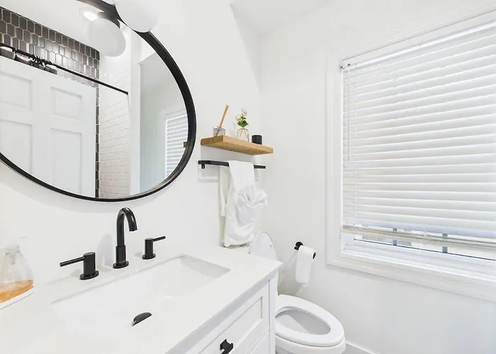 Spacious 4br With Outdoor Oasis *