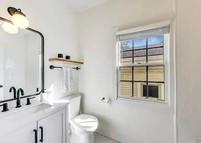 Spacious 4br With Outdoor Oasis Apartment
