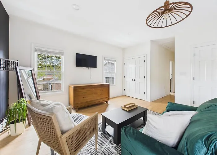 Spacious 4br With Outdoor Oasis