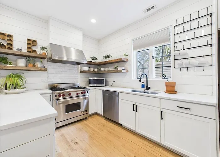 Spacious 4br With Outdoor Oasis Apartment Chicago