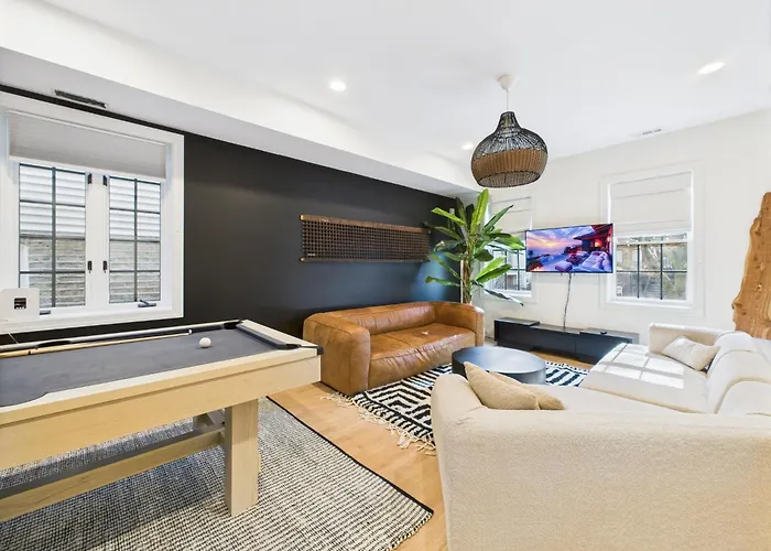 Spacious 4br With Outdoor Oasis