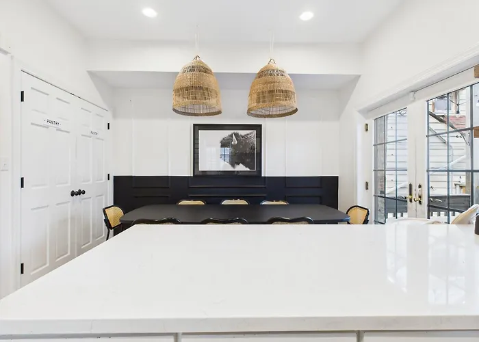 Spacious 4br With Outdoor Oasis Apartment Chicago