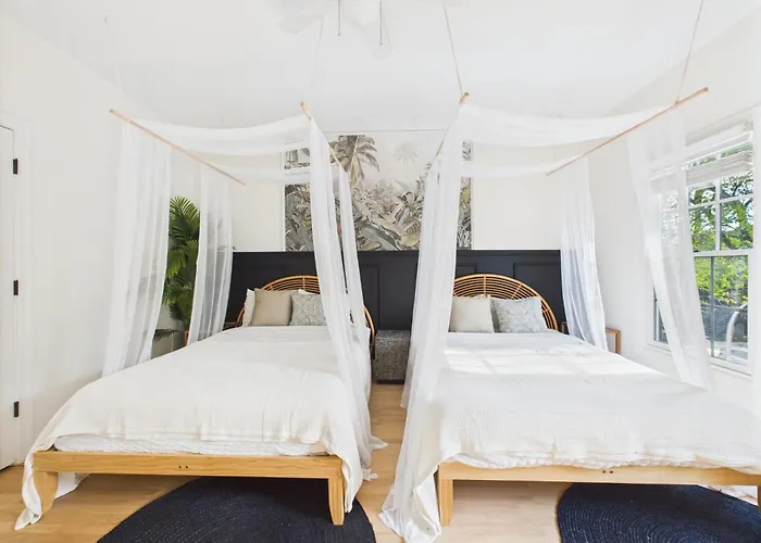 Spacious 4br With Outdoor Oasis Apartment *