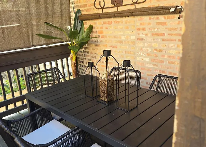 Spacious 4br With Outdoor Oasis Apartment