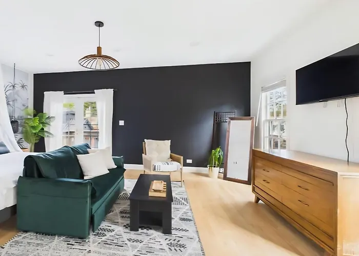 Spacious 4br With Outdoor Oasis
