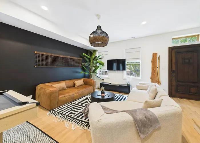 Spacious 4br With Outdoor Oasis Apartment